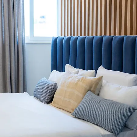 Апартаменты Coastal Elegance Steps From The Sea Слима