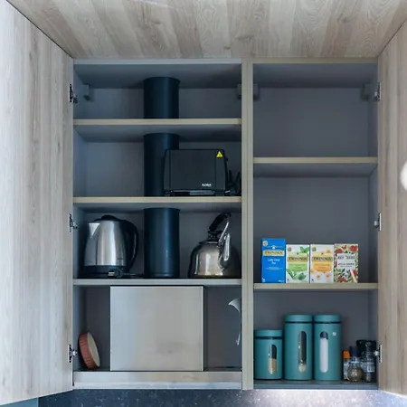 Coastal Elegance Steps From The Sea Слима