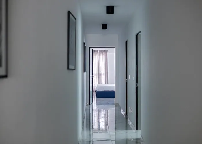 Coastal Elegance Steps From The Sea 公寓