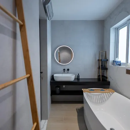 Apartment Coastal Elegance Steps From The Sea *