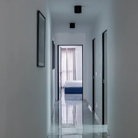 Coastal Elegance Steps From The Sea Apartment