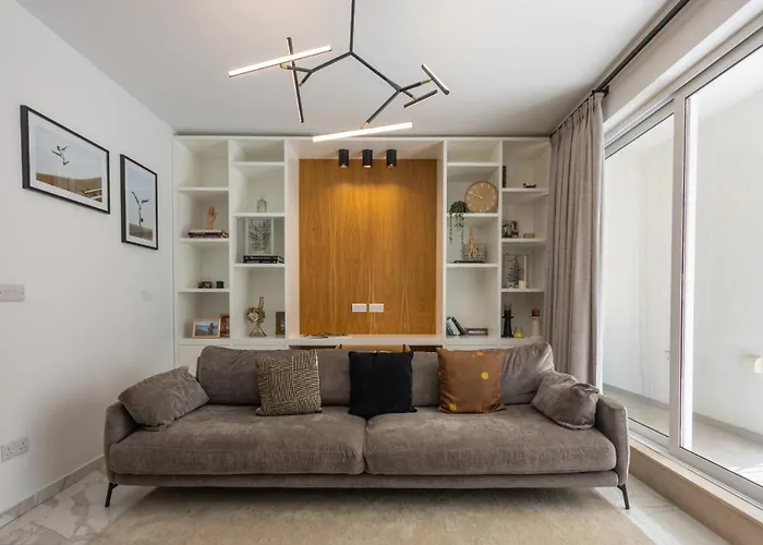 Coastal Elegance Steps From The Sea Слима