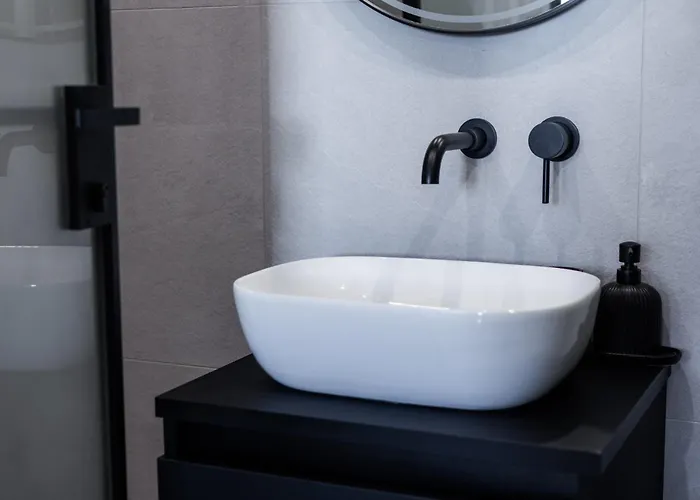 Coastal Elegance Steps From The Sea Слима