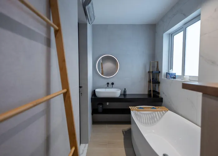 Апартаменты Coastal Elegance Steps From The Sea *